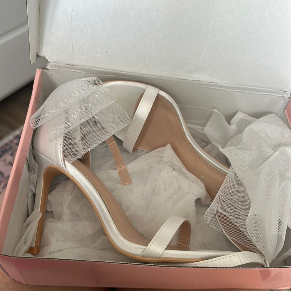 Brand new white bow heels